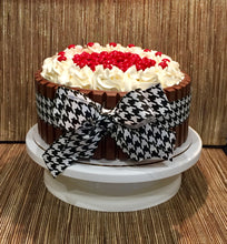 Load image into Gallery viewer, Kit Kat Cake